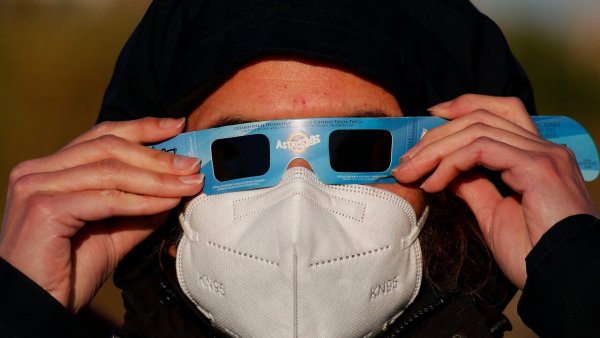 Eclipse del 2 de octubre. Persona viendo eclipse.