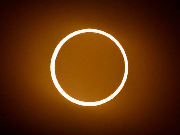 Eclipse solar anular visto desde Isla de Pascua, mostrando el anillo de fuego.