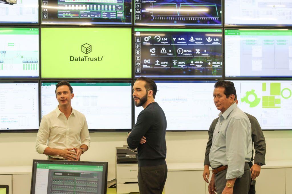 El presidente de El Salvador, Nayib Bukele, observa pantallas con estadísticas de servidores junto a empresarios durante la inauguración de 'DataTrust' en la sede de Altius Tech Park en el municipio de Ciudad Arce el 16 de julio de 2024 en La Libertad, El Salvador.