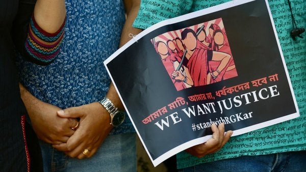 Familia india de espaldas subiendo una escalera