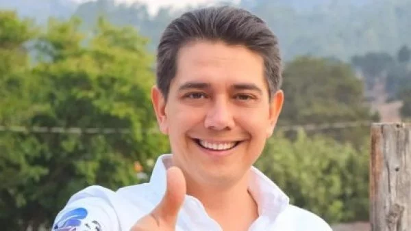 Alcalde Alejandro Arcos con el dedo pulgar hacia arriba y sonriendo
