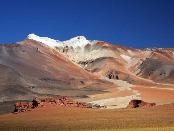 Vista panorámica de Las Lavas de Hierro de El Laco, patrimonio geológico de Chile.