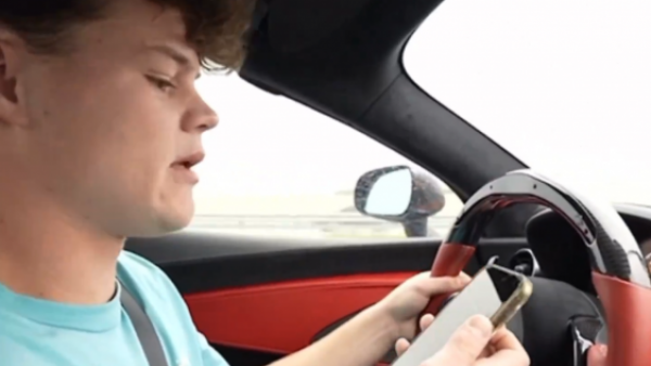 Jack Doherty viendo el teléfono mientras conduce en stream