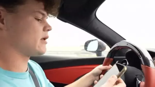 Jack Doherty viendo el teléfono mientras conduce en stream