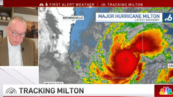 Científico llorando durante entrevista en noticiero