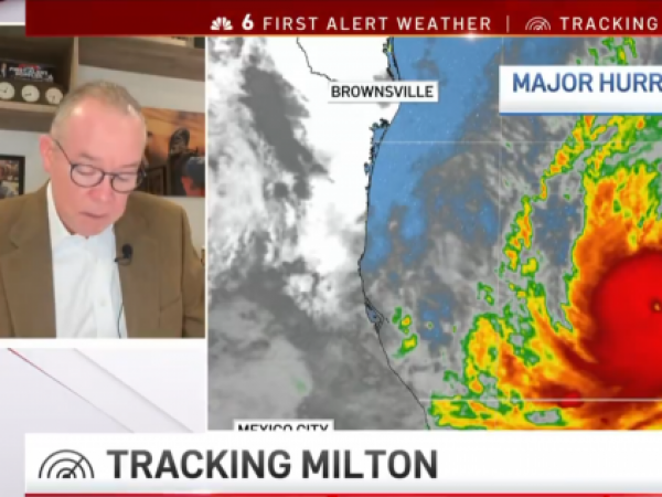 Científico llorando durante entrevista en noticiero