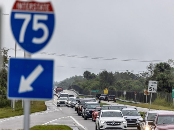 Gente evacuando en la carretera de Florida
