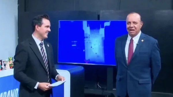 Conductor mexicano despedido en vivo