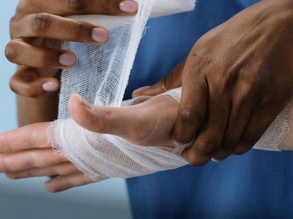 Mano siendo vendada de forma alusiva a la Piel de Cristal.