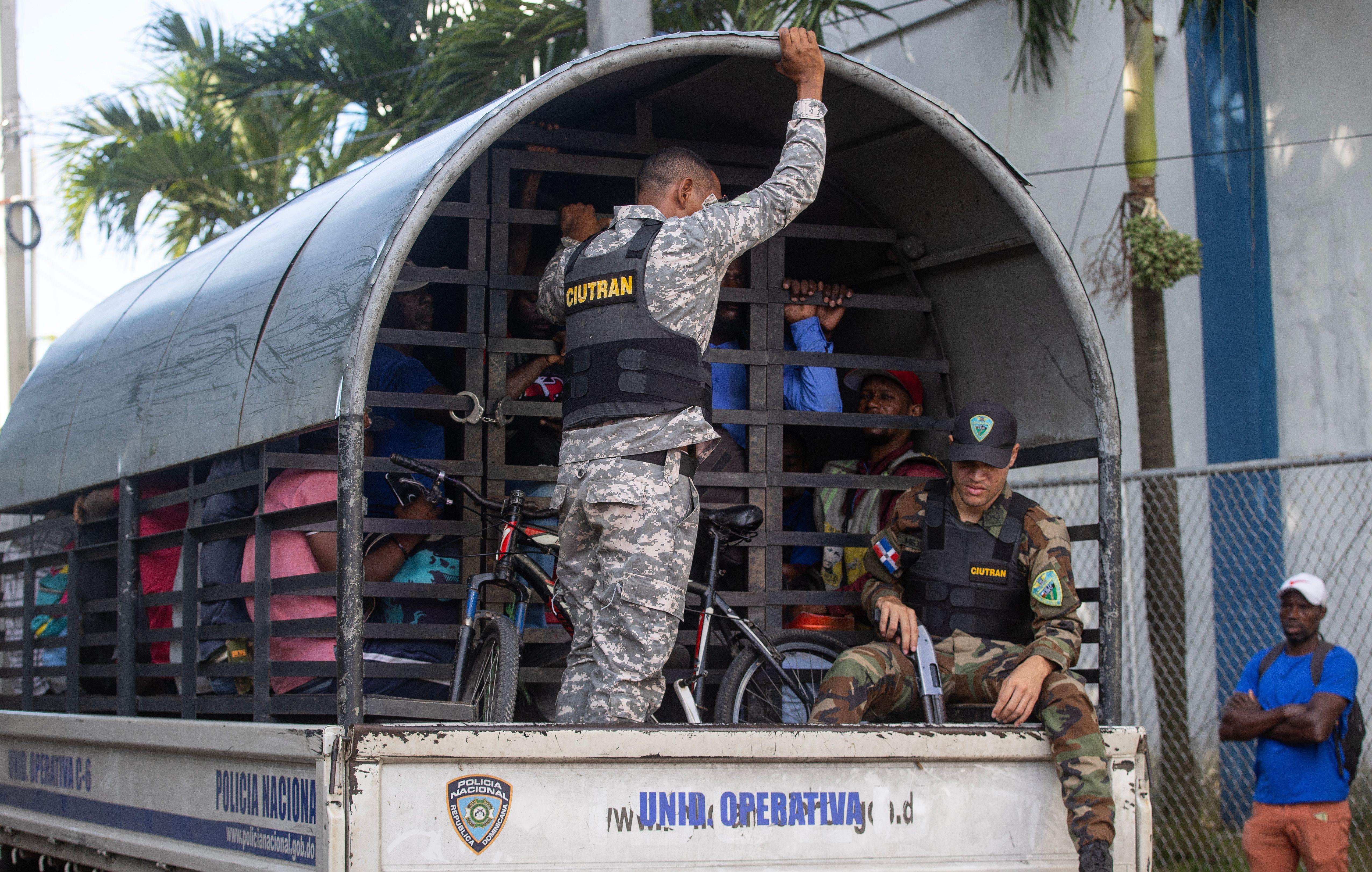 Ciudadanos de origen haitiano detenidos durante redadas masivas y siendo transportados al centro de recepción de migrantes de Haina, en República Dominicana, para ser deportados a Haití el 7 de octubre de 2024.