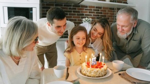 Familia celebrando cumpleaños