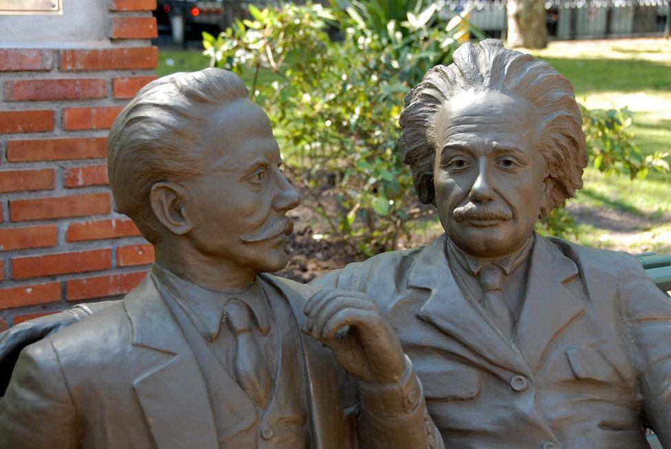 Escultura del filósofo Carlos Vaz Ferreira y Albert Einstein sentados.