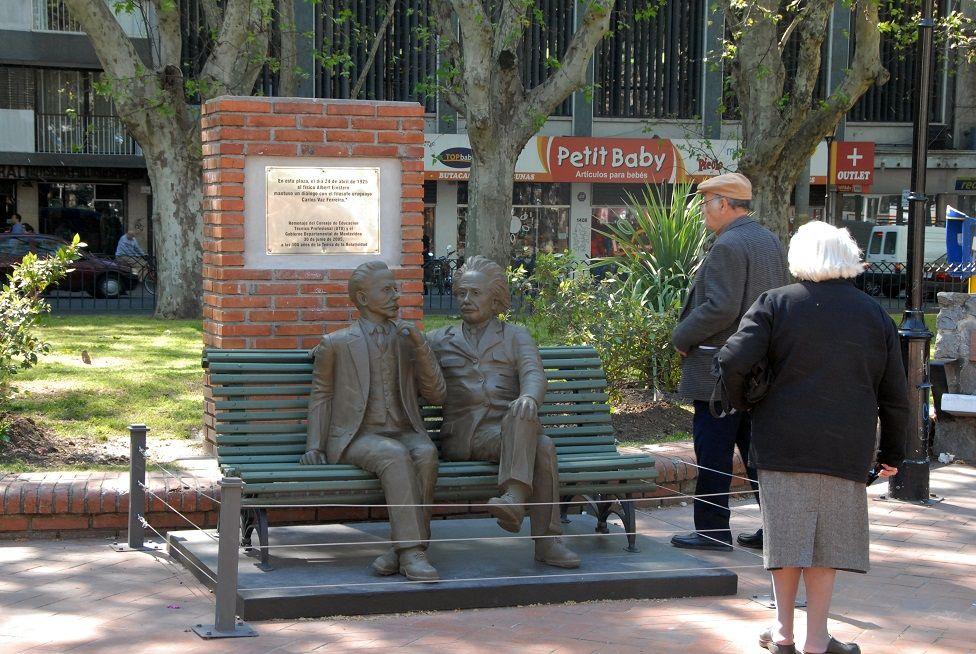 Escultura del filósofo Carlos Vaz Ferreira y Albert Einstein sentados.