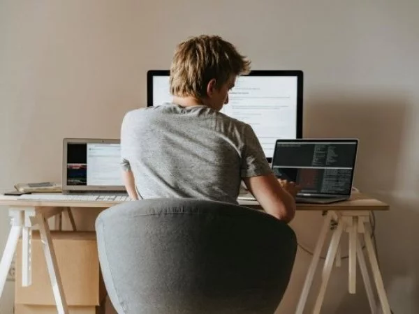 Hombre en escritorio trabajando remotamente