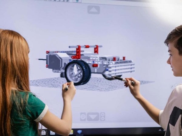 Niños y deportistas del Team Chile participando en Futuristas 2024 en el Museo Interactivo Mirador.