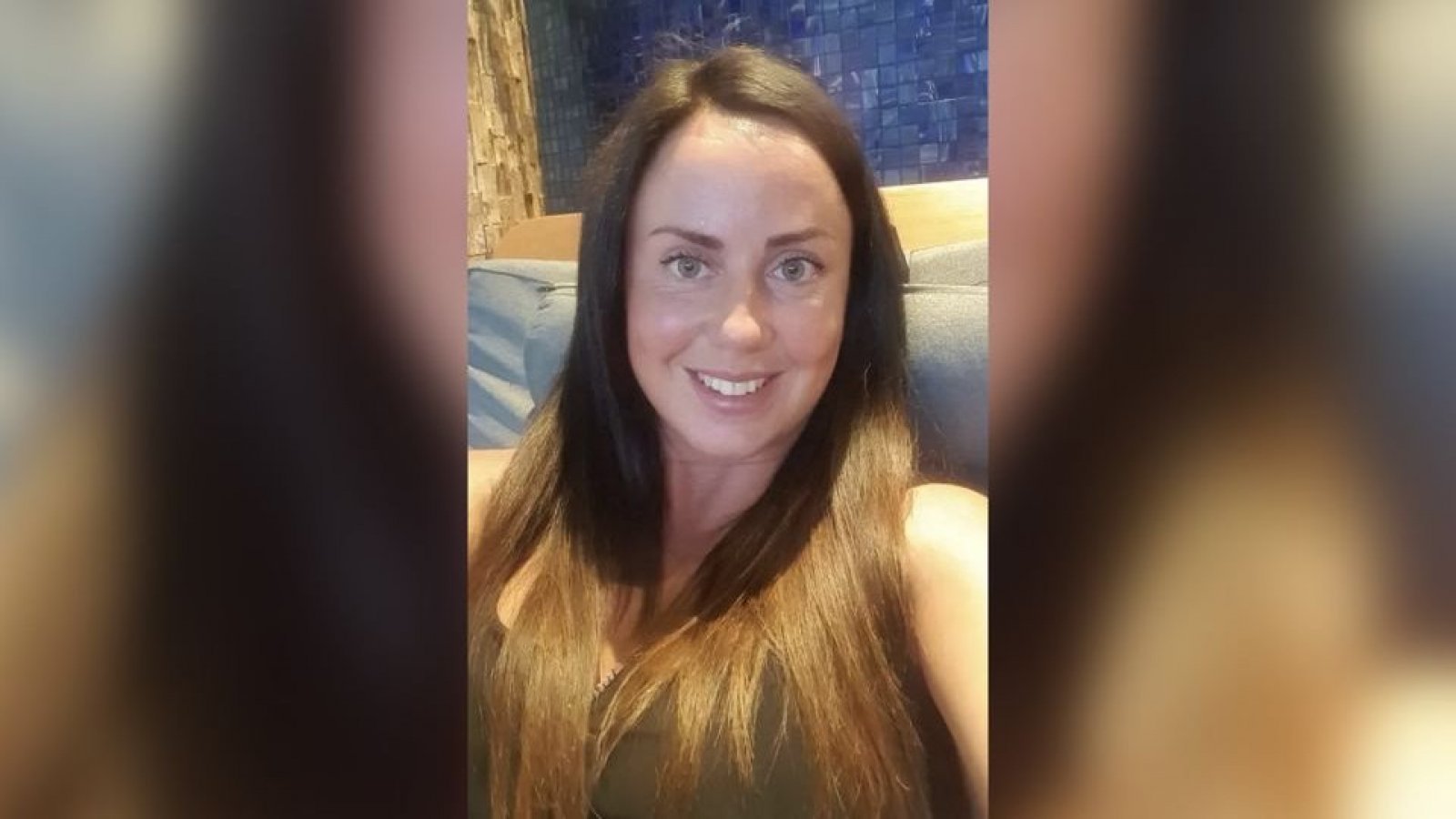 mujer asfixiada cama otomana