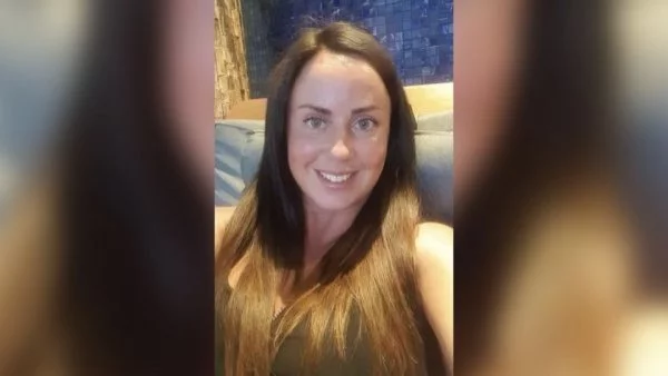 mujer asfixiada cama otomana