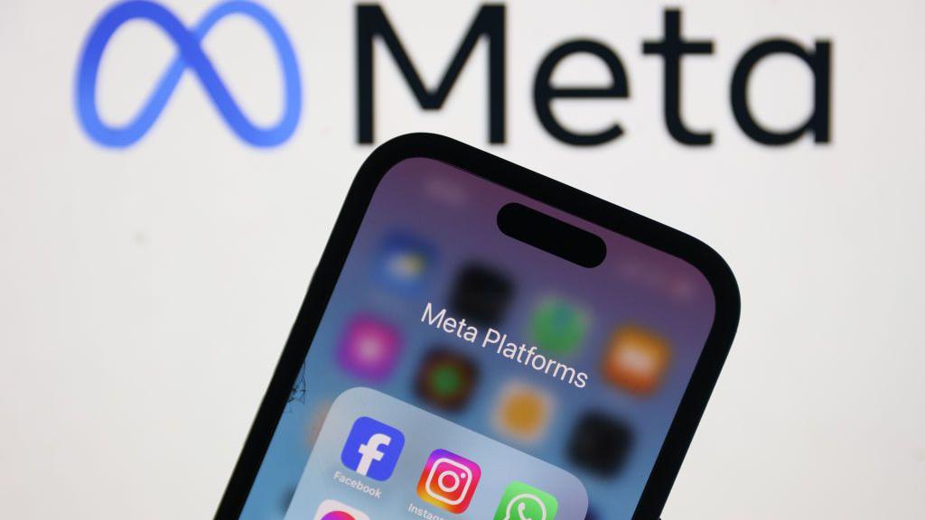 Un celular con las 4 principales aplicaciones de Meta.