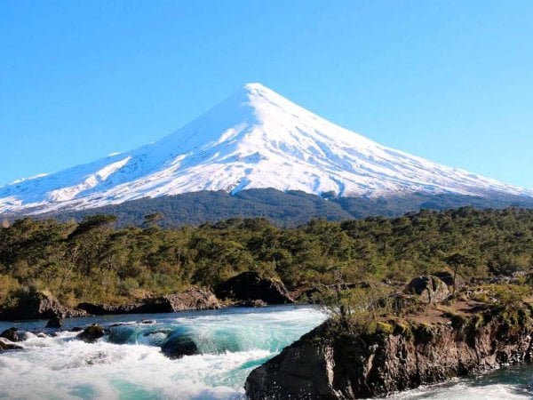 Visitantes disfrutando de un día soleado en un parque nacional de Chile durante la primavera.