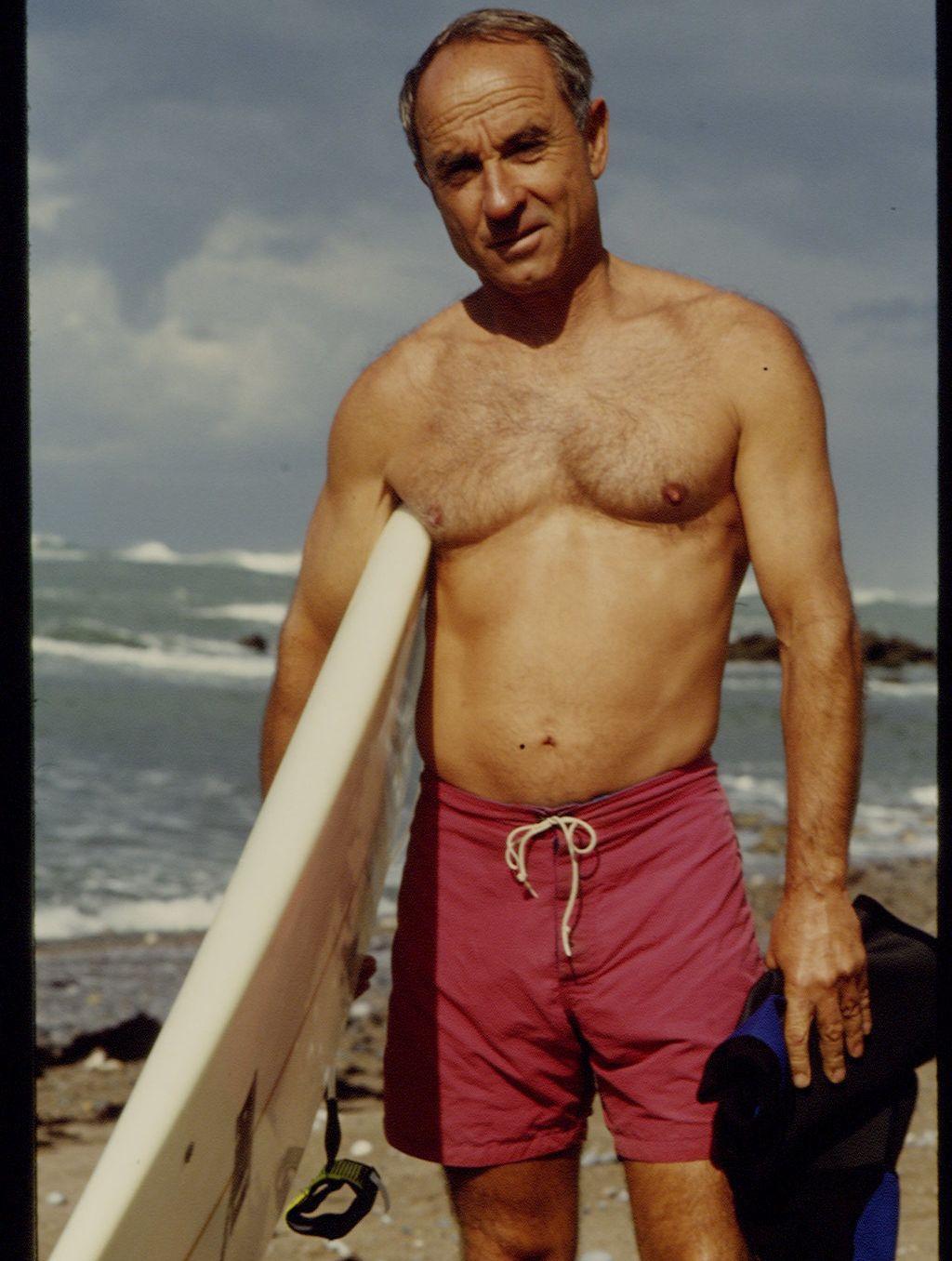 Chouinard con tabla de surf