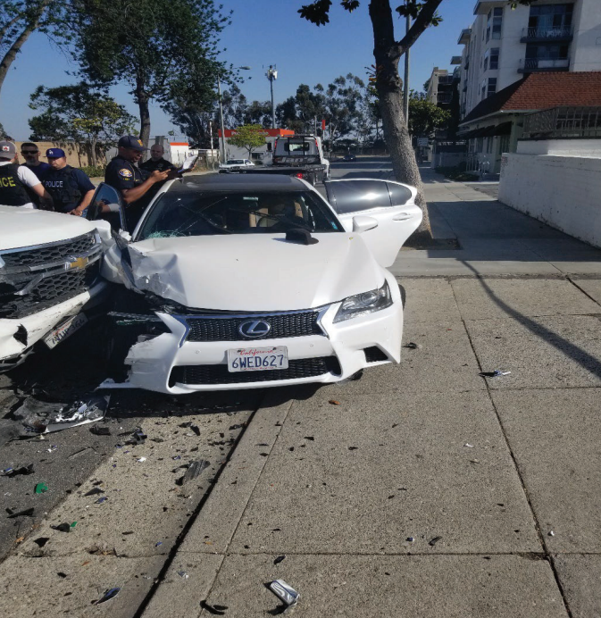 Un auto chocado por agentes federales