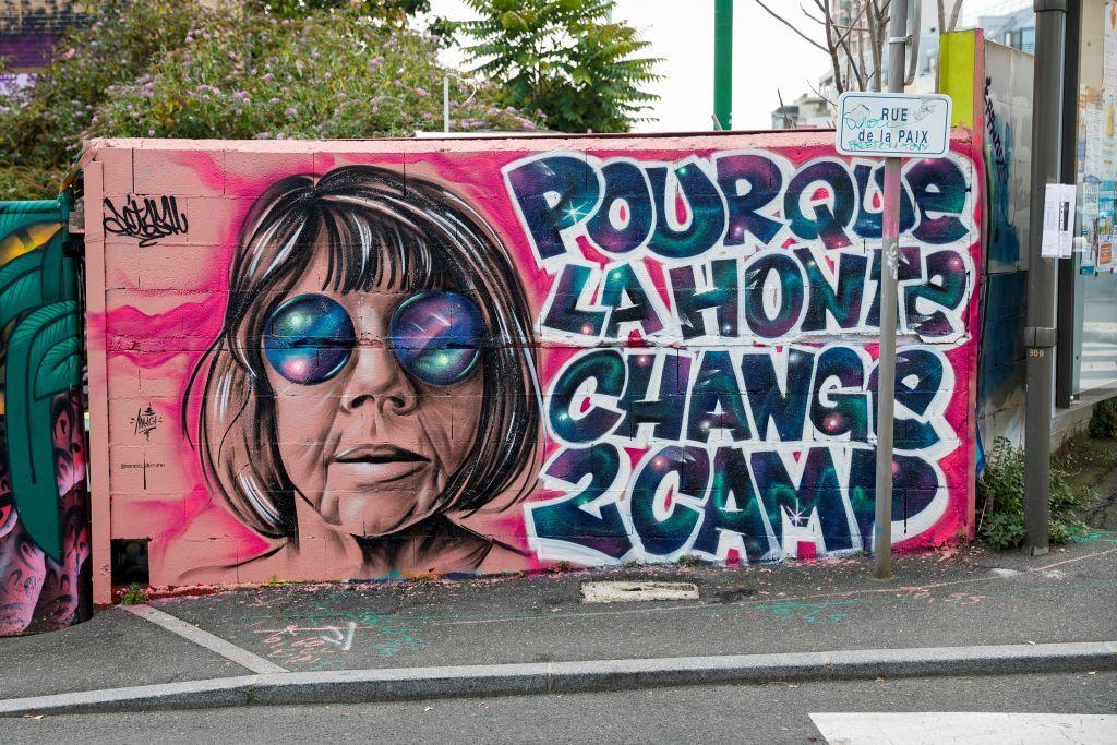 Mural en Francia con la cara de Pelicot y la leyenda "Para que la vergüenza cambie de bando".