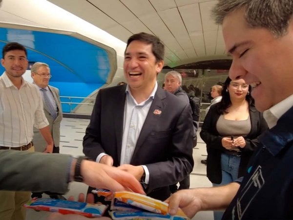 Subsecretario entregando helados en la estación Universidad de Chile para promover el uso de tecnologías eficientes.