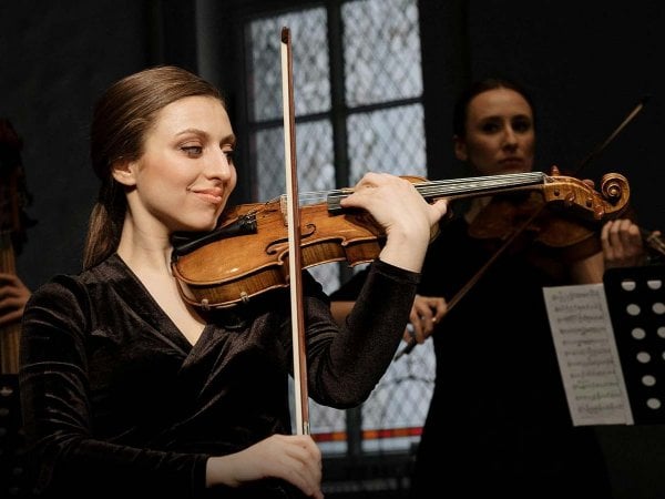 Música clásica instrumental, demostrando los beneficios de la concentración y la relajación.