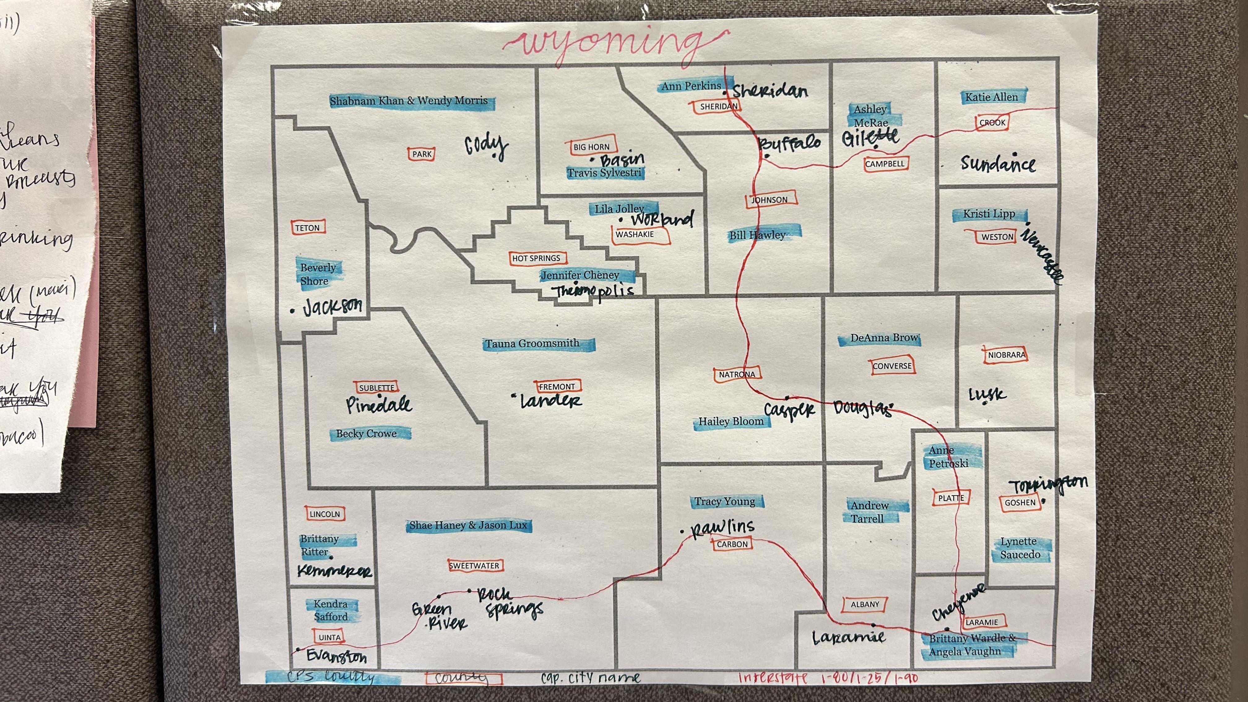 Mapa de Wyoming que encuentro en el escritorio de Shae Haney, especialista en prevención del suicidio.