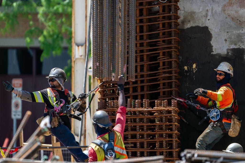 Obreros en una construcción en Columbia Británica