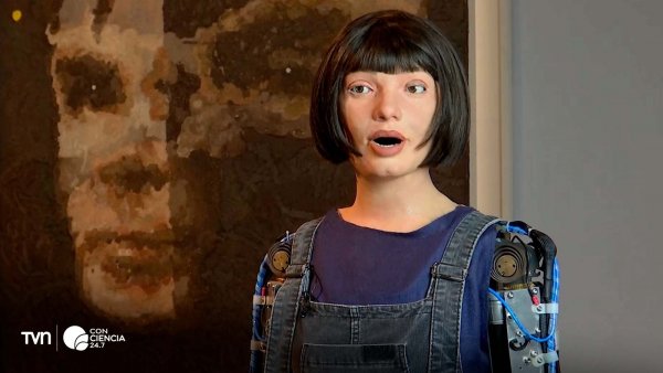 Ai-Da, la robot artista, presentando su obra ‘A.I. God’ durante una vista previa en Sotheby’s.