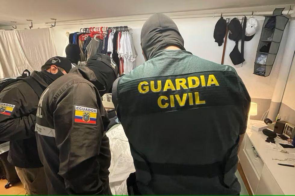 Miembros de la policía española y ecuatoriana.