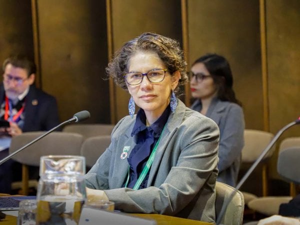 Ministra Maisa Rojas recibiendo reconocimiento por su compromiso con la acción climática, junto a otros chilenos destacados.