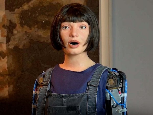 Ai-Da, la robot artista, presentando su obra ‘A.I. God’ durante una vista previa en Sotheby’s.
