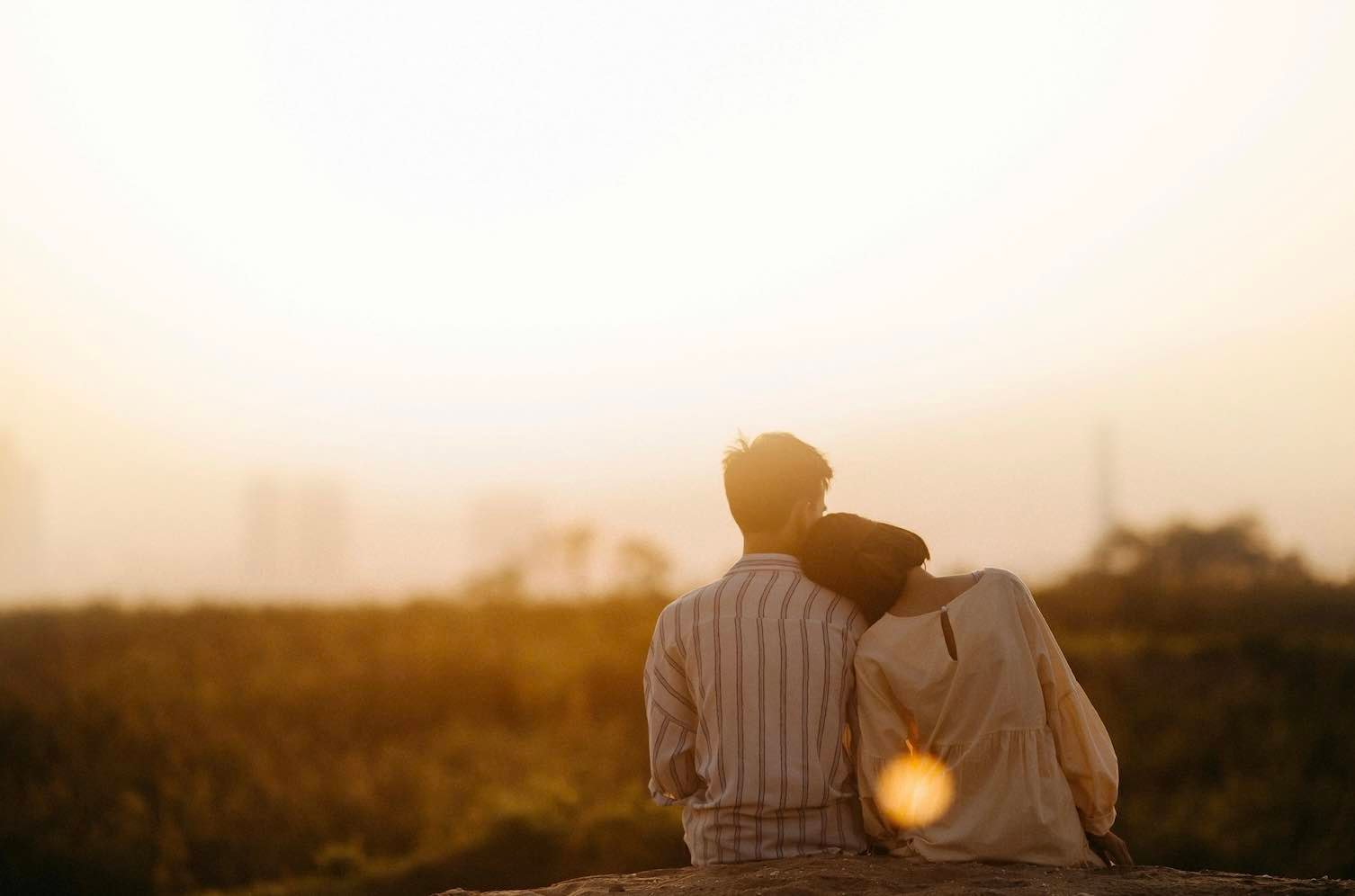 Pareja viendo el atardecer