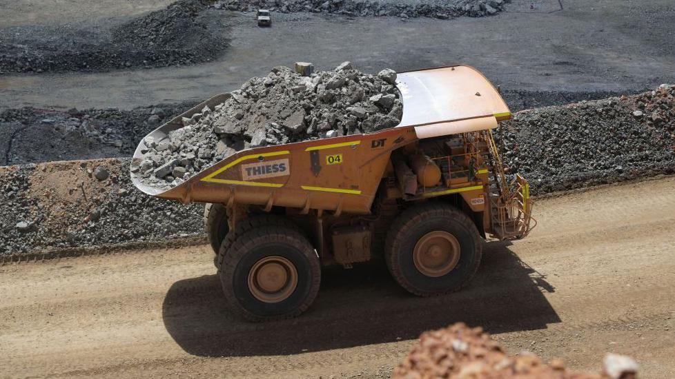Transporte de mineral de litio en Australia.