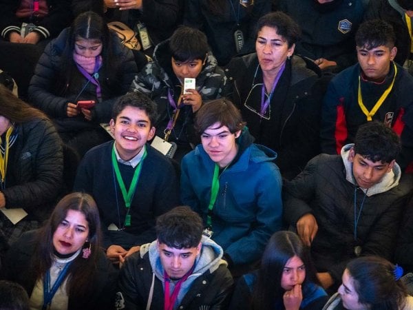 Estudiantes participando en actividades científicas como parte del Programa Explora del Ministerio de Ciencia.