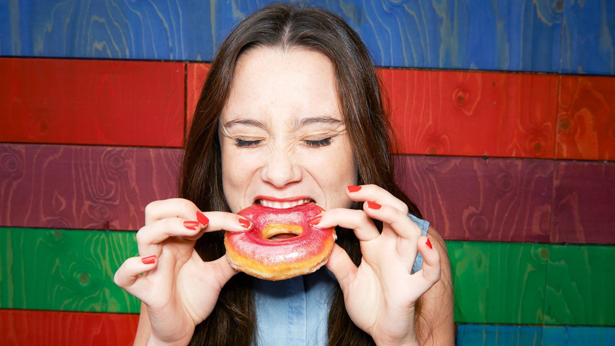 Mujer comiendo.