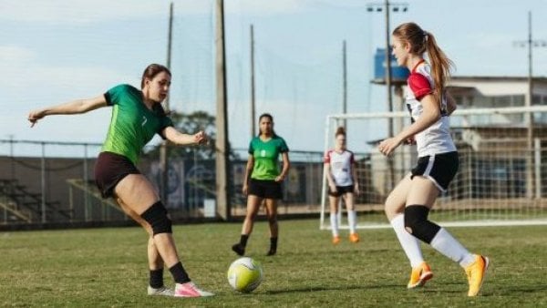Equipo femenino de fútbol jugando