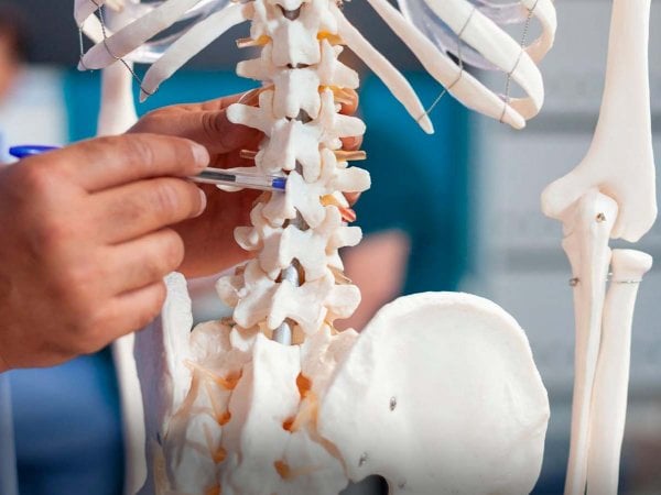 Mujer adulta realizando ejercicios para fortalecer los huesos y prevenir la osteoporosis.