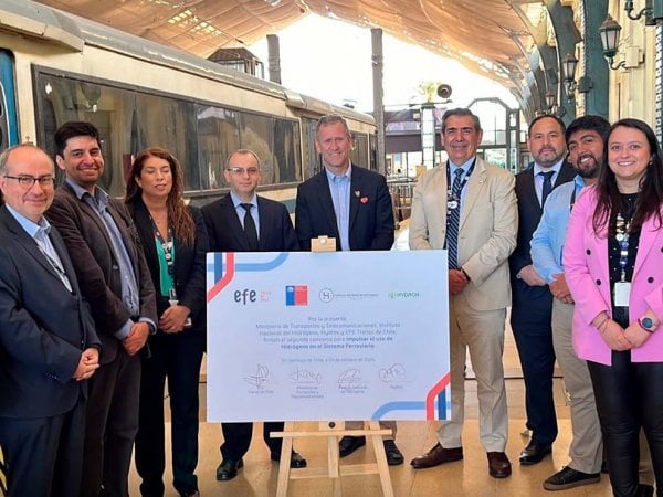 Momento de la firma del convenio entre EFE y MTT por el hidrógeno verde.