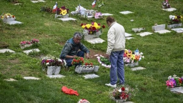 Cementerio en el Día de Todos los Santos