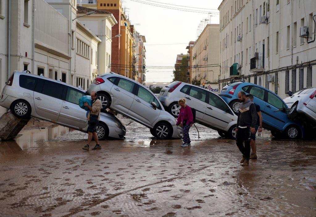 Una fila de coches apiñados después del paso de los torrentes de agua causados por la DANA.