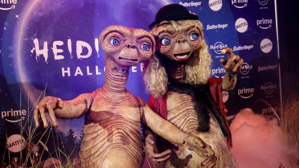 Heidi Klum en Halloween 2024 como E.T., el extraterrestre, junto a Tom Kaulitz