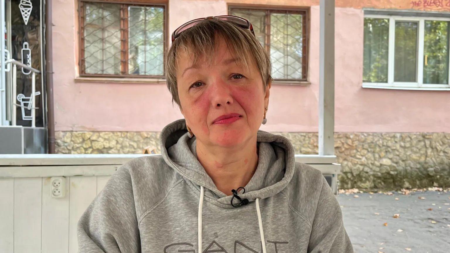 Angela mira con tristeza a la cámara