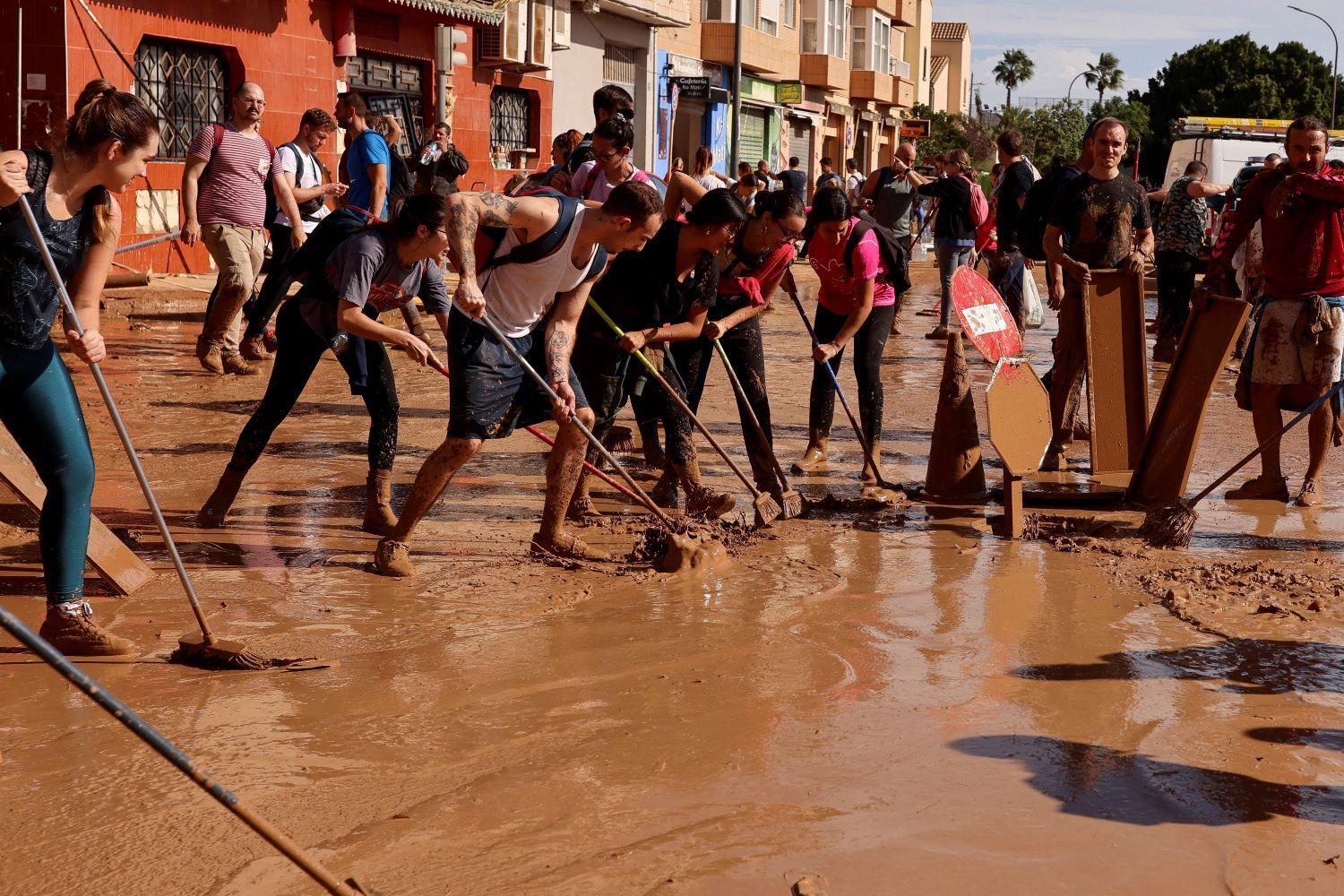 personas participan en las labores de limpieza en las zonas afectadas por la dana