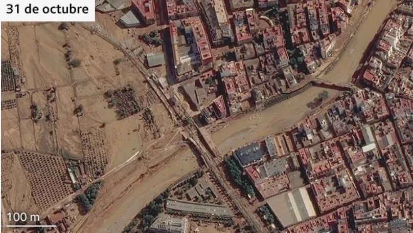El cauce del Turia lleno de agua y barro después de la riada.