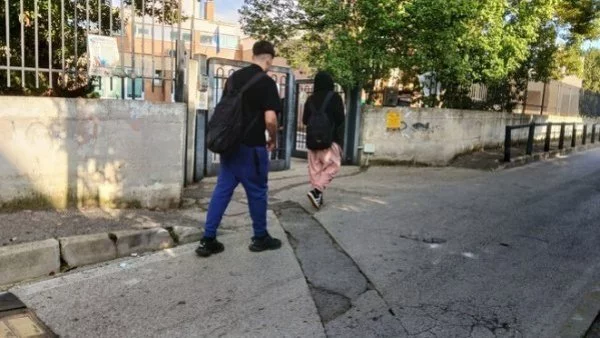 Entrada colegio italiano donde niña apuñaló a su compañero