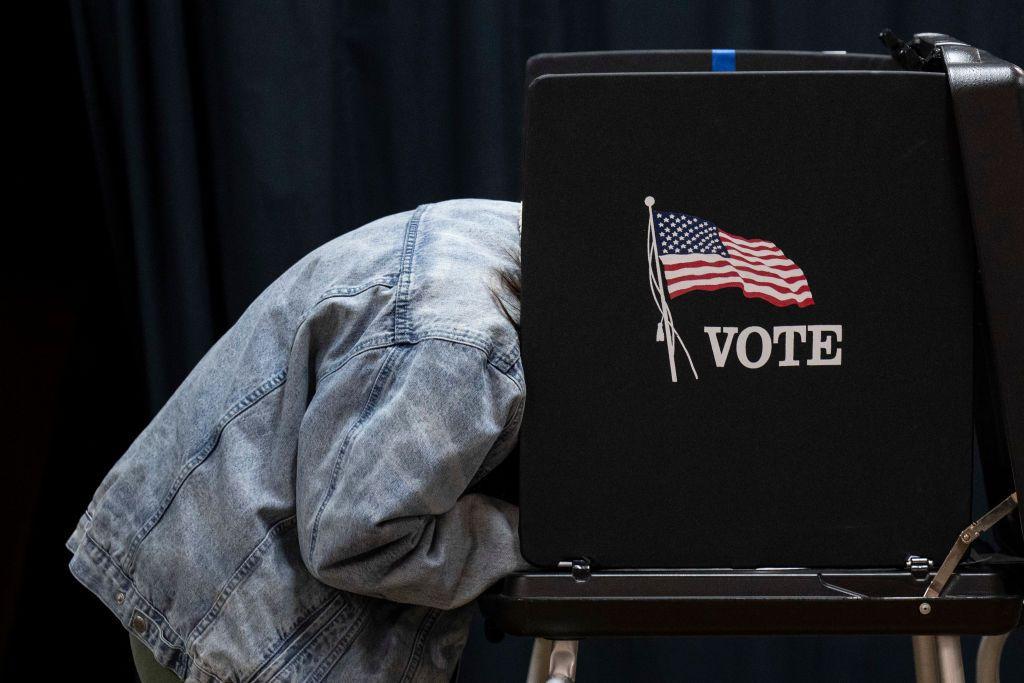 Señor en una cámara de votación.