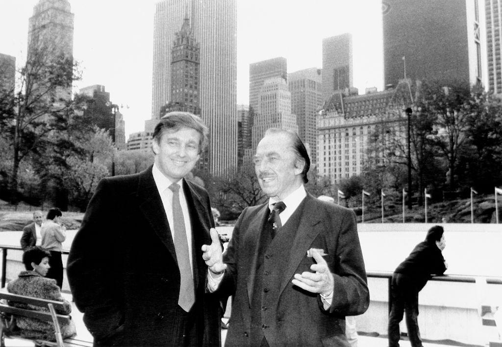 Una foto en blanco y negro de Donald Trump con su padre en Nueva York